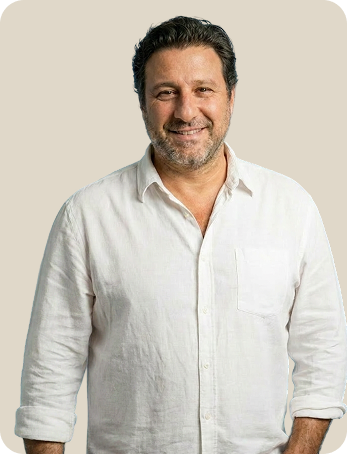 Hombre usando la app de Senda Health